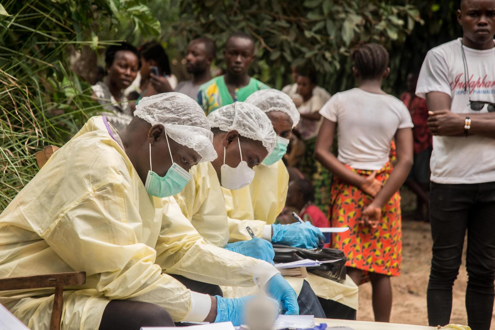 Lääketieteelliset työntekijät valmistelivat ja desinfioivat taloa Motossa, Bikorossa, Equatorin maakunnassa Kongon demokraattisessa tasavallassa, löydettyään vahvistettu Ebola-tapaus.
