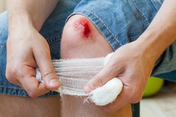 https://terveytta.net/wp-content/uploads/2020/12/wound-on-the-knee-being-treated.jpg